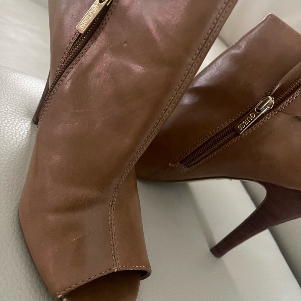 Guess - Picture 10 of 10